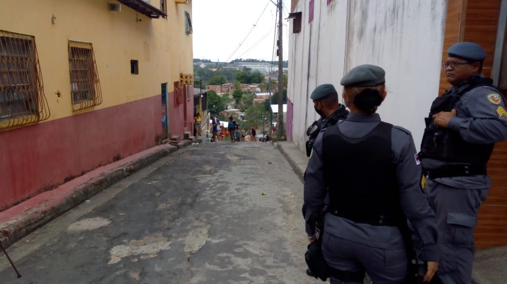 Vizinhos encontram homem morto dentro de casa em Manaus após forte odor 