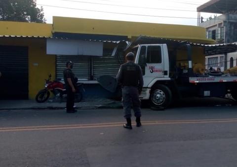 Homem é cortado ao meio ao ser atingido por caminhão desgovernado em Manaus