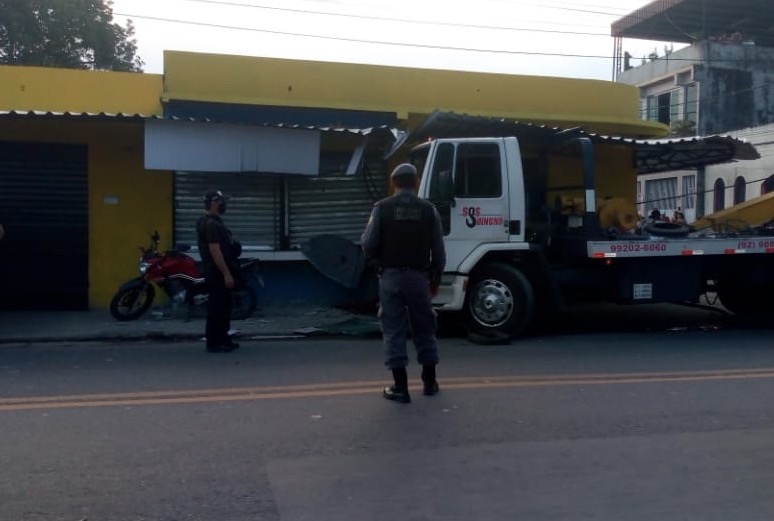 Homem é cortado ao meio ao ser atingido por caminhão desgovernado em Manaus