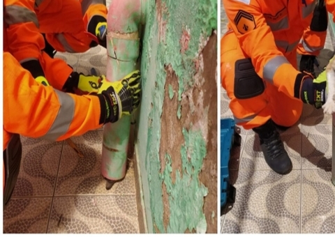 Gato é resgatado após ficar preso dentro de cano