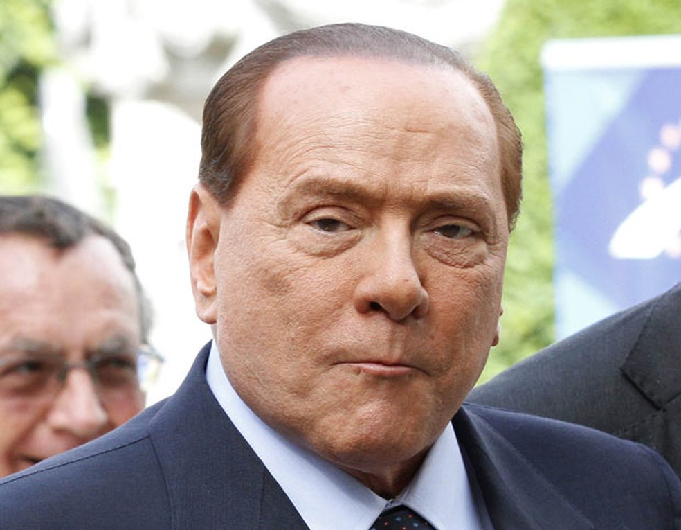 Ex-premiê da Itália, Silvio Berlusconi é internado com Covid-19