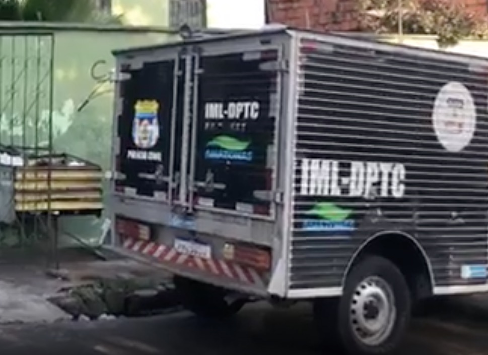 Homem é morto com 8 facadas na cabeça ao invadir casa de ex em Manaus