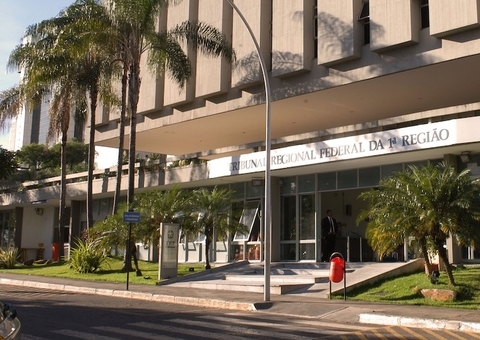 Afastado para fazer doutorado, servidor tem direito a férias e bônus