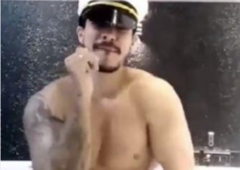 DJ deixa a toalha cair e fica pelado em live 