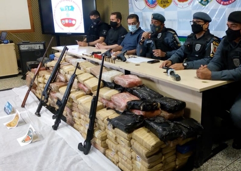 Bolsas com meia tonelada de drogas são encontradas em mata no Amazonas
