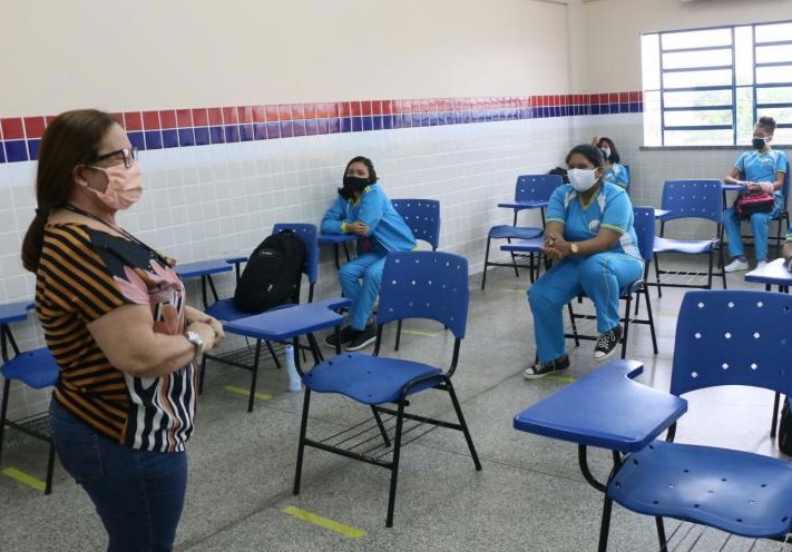 Justiça manda Seduc afastar profissionais em grupo de risco da Covid-19 