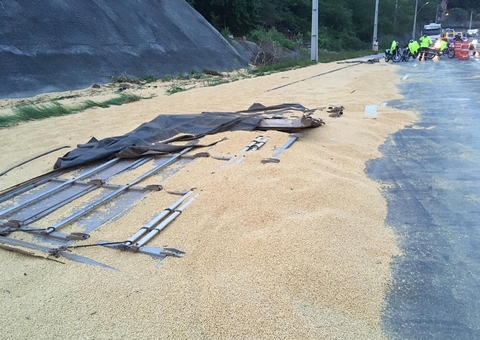 Carga de soja é espalhada em avenida e causa lentidão no trânsito em Manaus