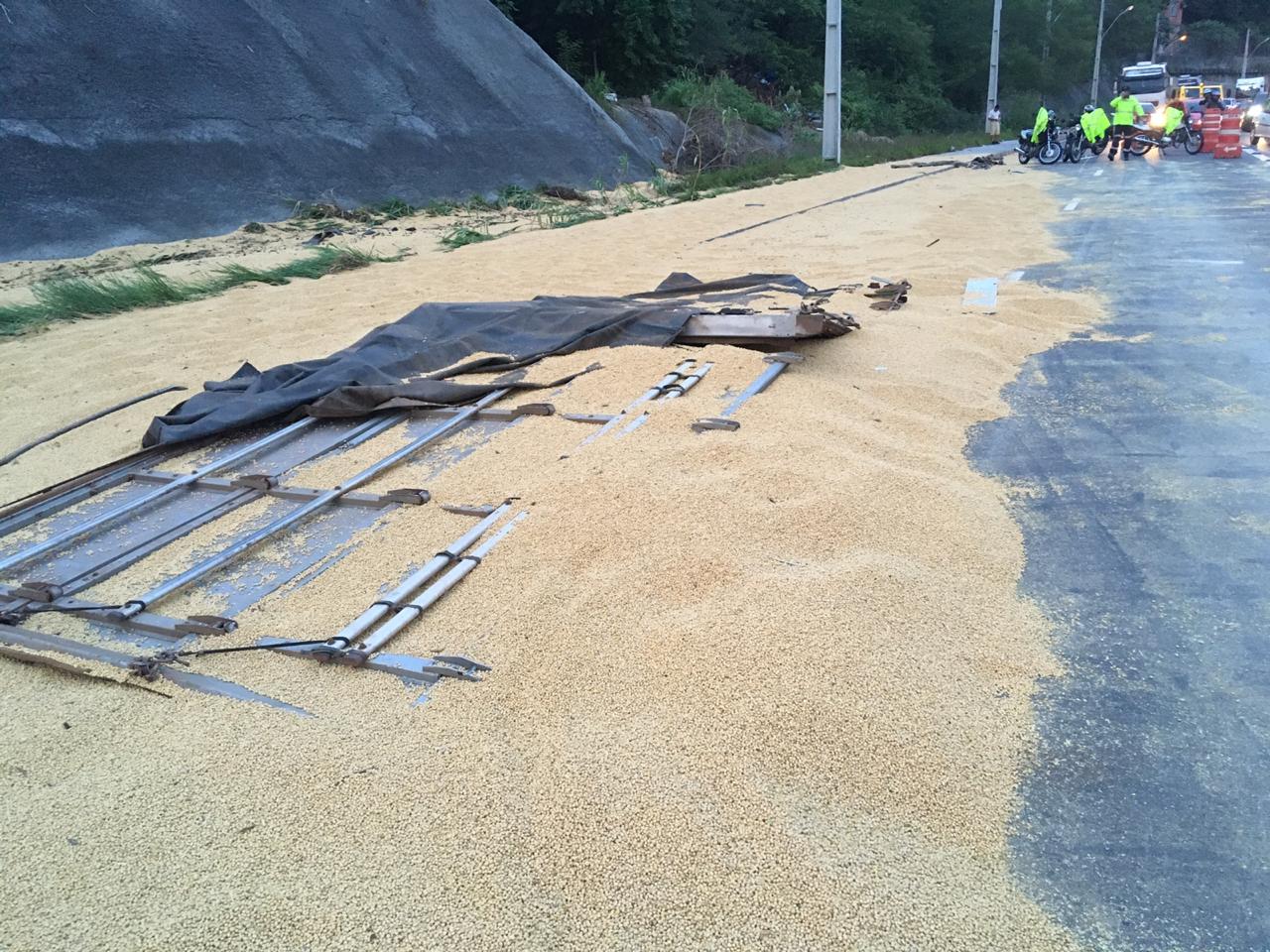 Carga de soja é espalhada em avenida e causa lentidão no trânsito em Manaus