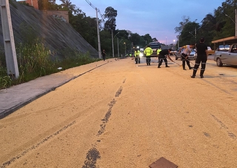 Vídeo: Soja é espalhada em avenida após carga de carreta se desprender