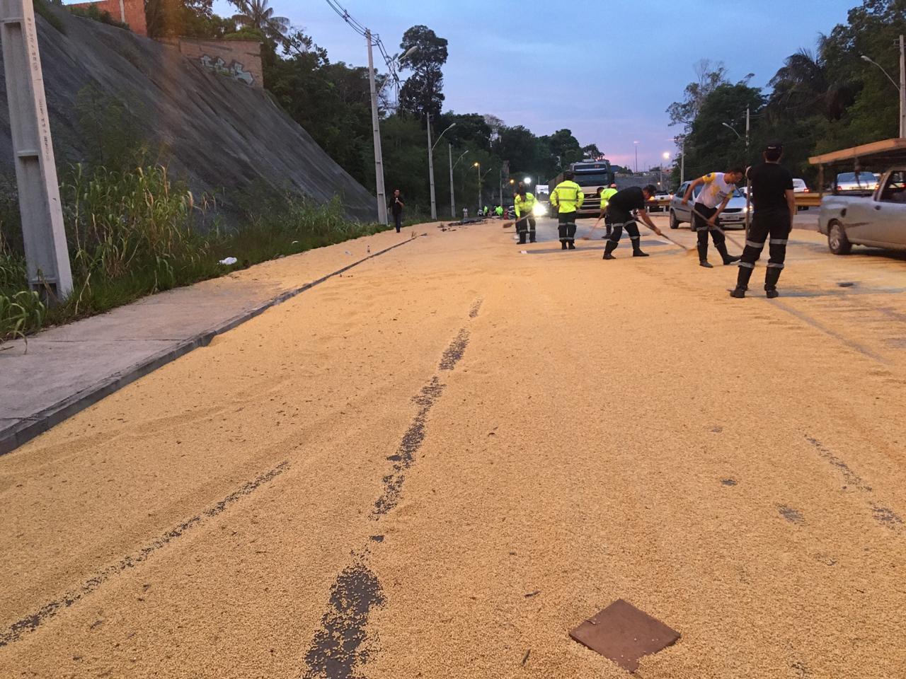 Vídeo: Soja é espalhada em avenida após carga de carreta se desprender