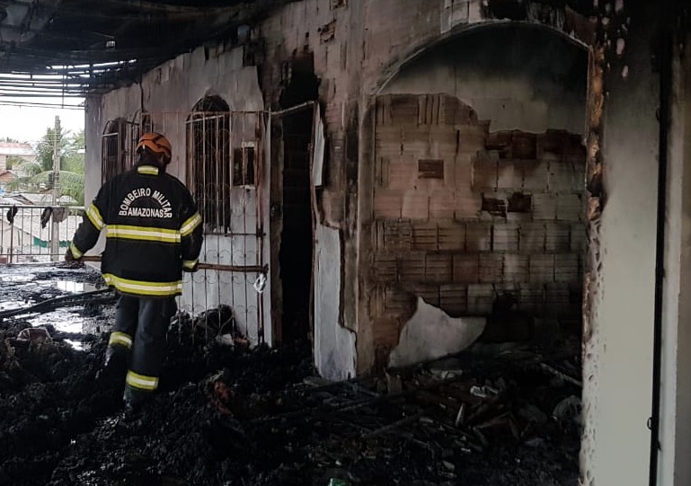 Vídeo: Fogo destrói supermercado no interior do Amazonas