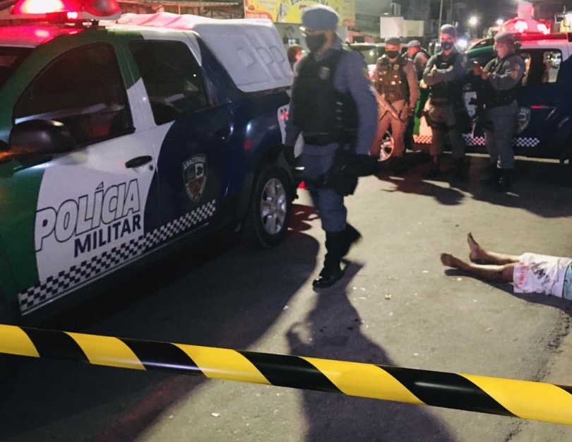 Homem é morto em Manaus na frente de amigos por assassinos em motocicleta