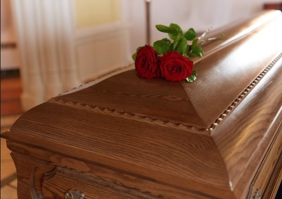 Indonésia aplica pena de 'ficar em caixão' para quem não usar máscara