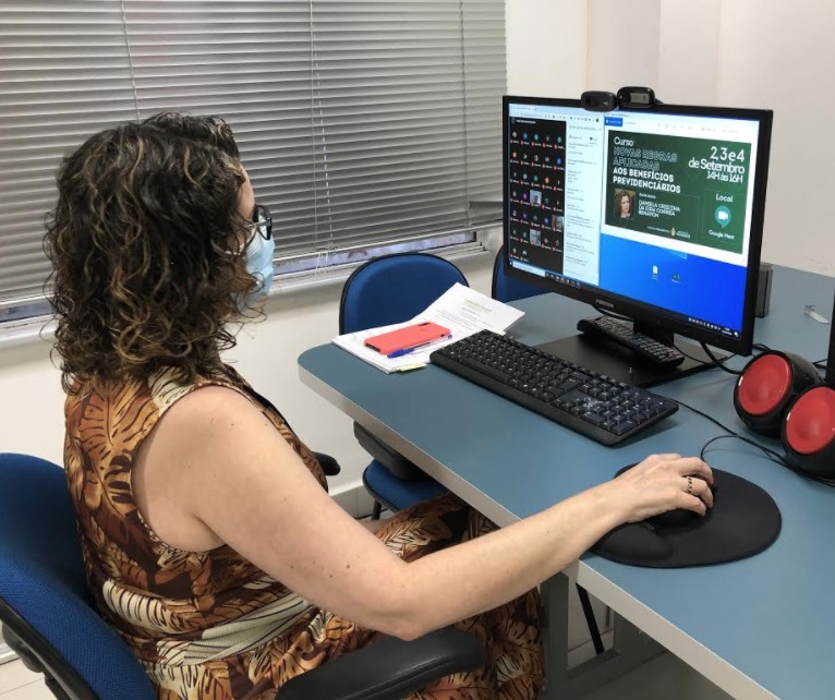 Servidores participam de curso on-line sobre sistema previdenciário