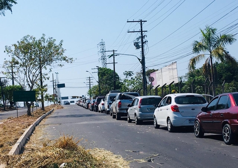 Porto da Ceasa tem movimentação intensa e fila gigantesca neste sábado 