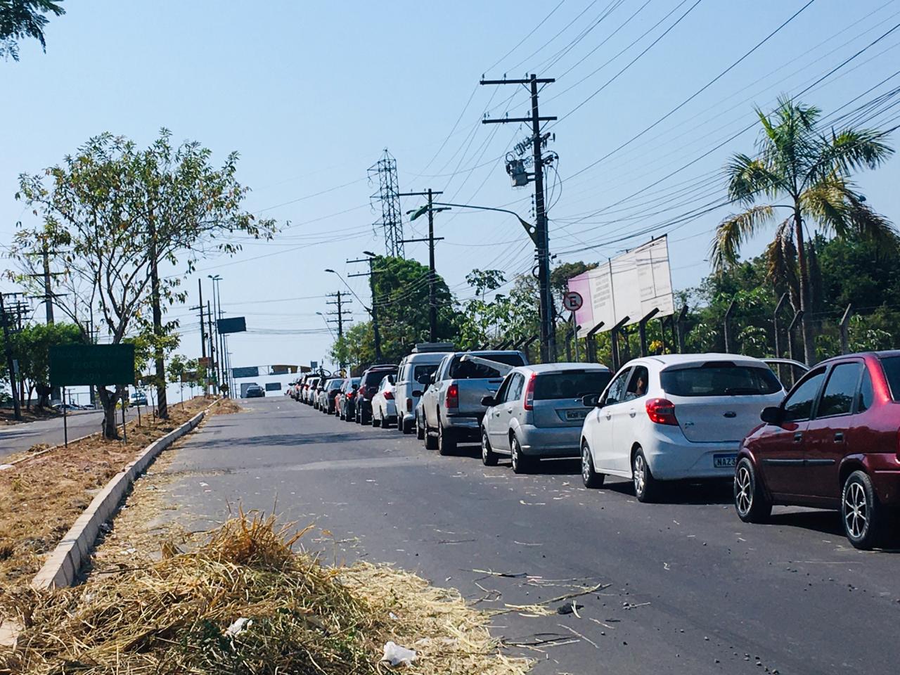Porto da Ceasa tem movimentação intensa e fila gigantesca neste sábado 