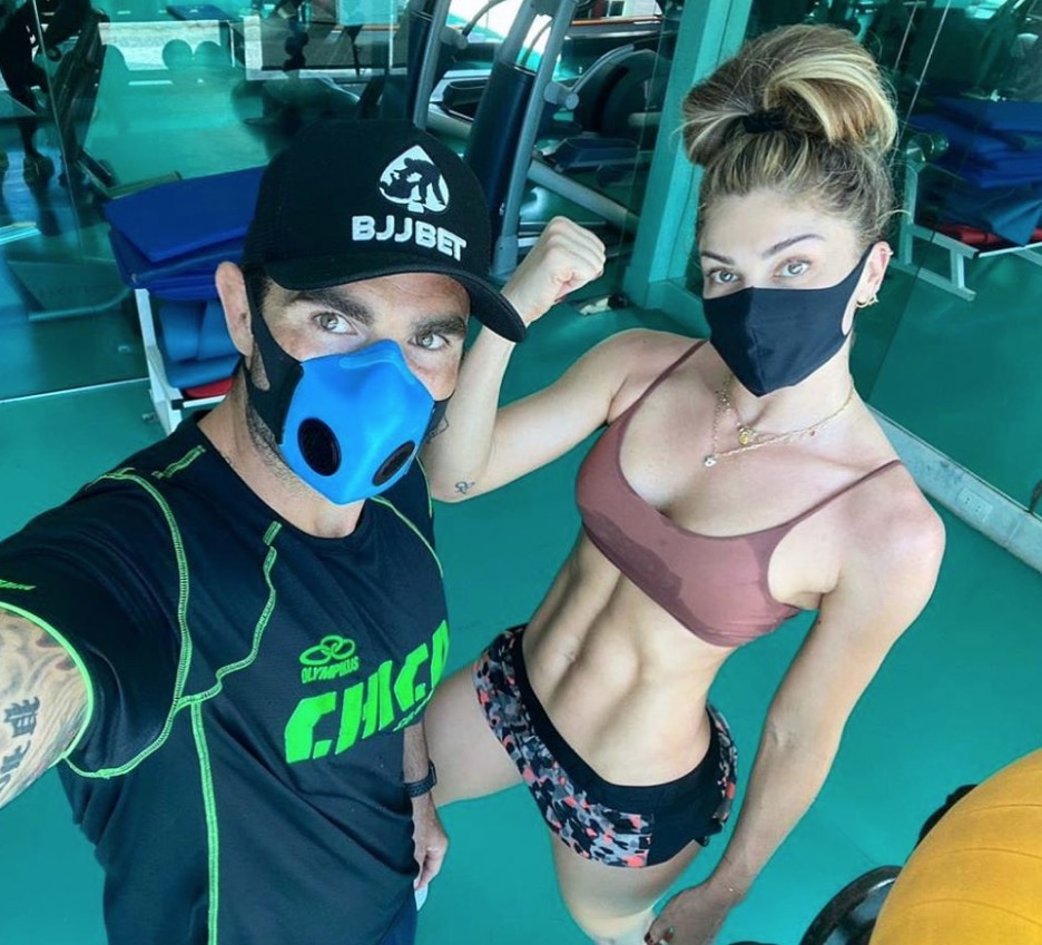 Grazi Massafera exibe barriga ultra sarada em dia de treino