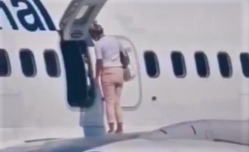 Passageira é vista andando sobre asa de avião para 'tomar um ar'