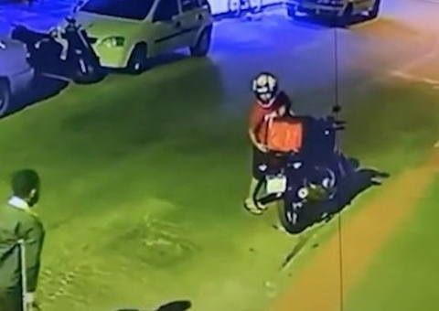 Vídeo flagra homem sem perna roubando moto de entregador