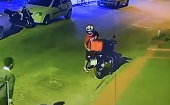 Vídeo flagra homem sem perna roubando moto de entregador