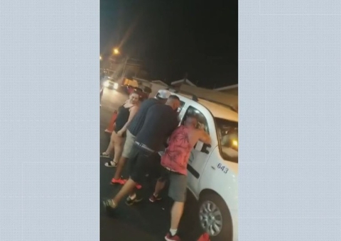 Fiscais da prefeitura são hostilizados durante vistoria em bar; veja vídeo