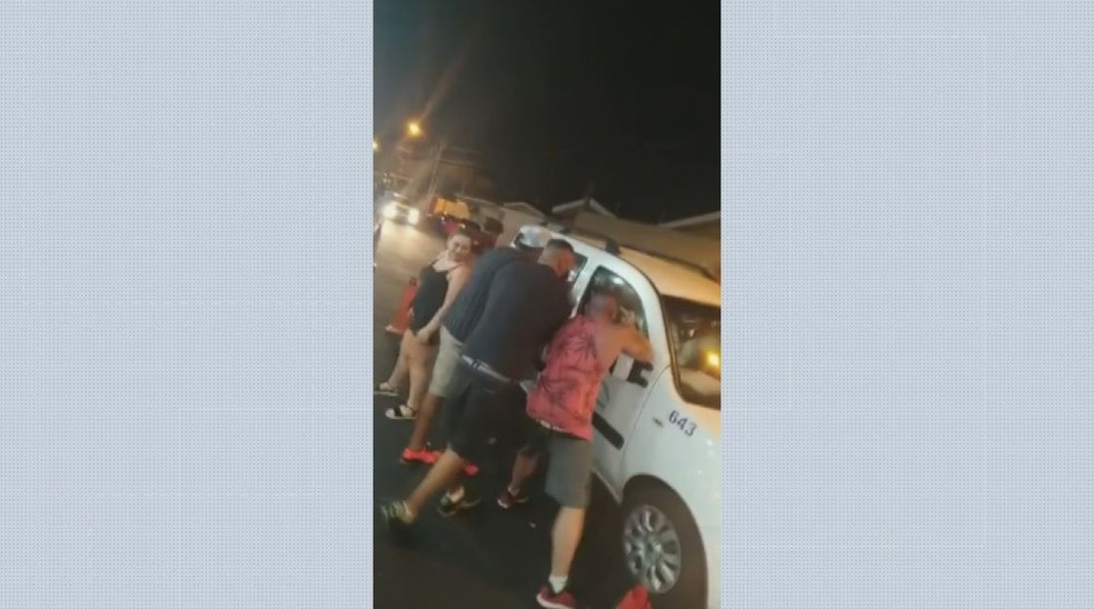 Fiscais da prefeitura são hostilizados durante vistoria em bar; veja vídeo
