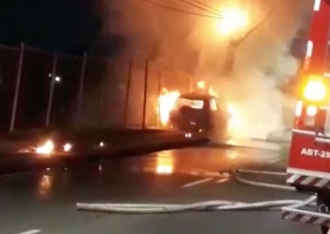 Carro pega fogo após colidir com poste em Manaus; só restou a carcaça 