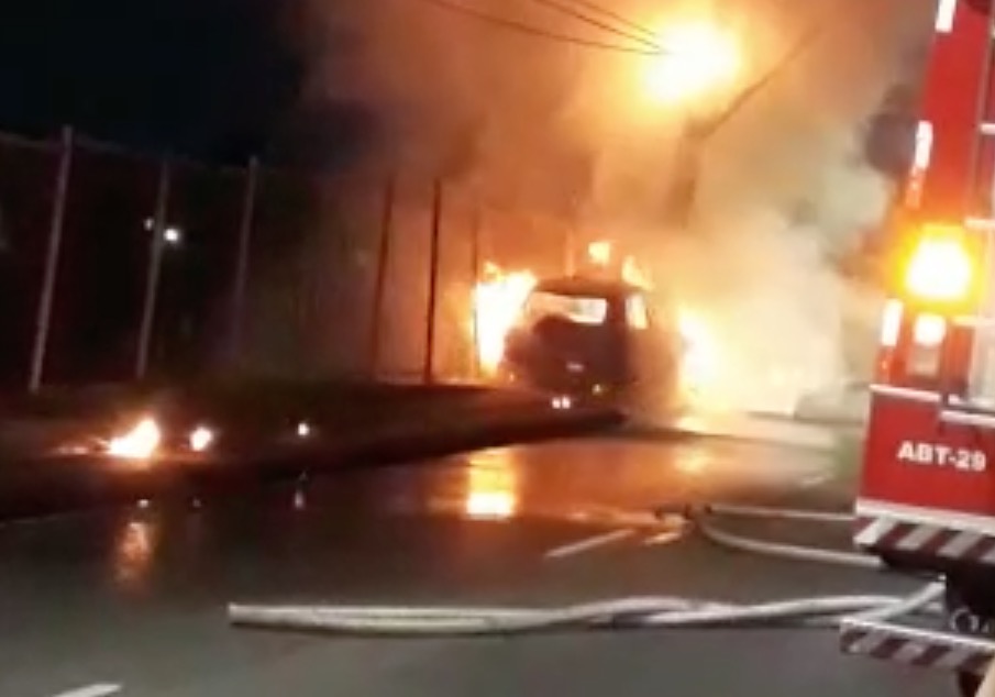 Carro pega fogo após colidir com poste em Manaus; só restou a carcaça 