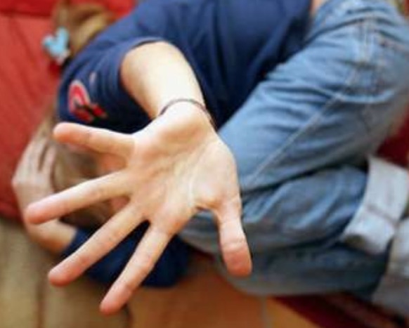 Bêbado, homem estupra enteada na frente da esposa em Manaus