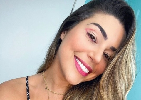 Vivian Amorim posta clique romântico com o namorado