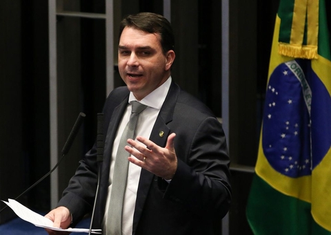 Flávio Bolsonaro anuncia estar curado da covid-19