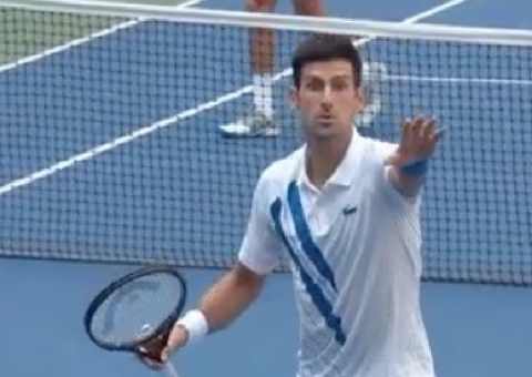 Vídeo: Tenista Djokovic dá bolada em juíza e é desclassificado do US Open