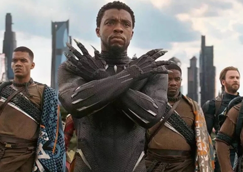 Colegas de 'Pantera Negra' se reúnem com família de Chadwick Boseman para homenagem