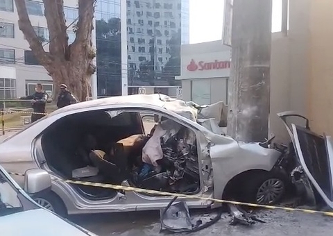 Carro fica destroçado durante acidente gravíssimo em avenida de Manaus