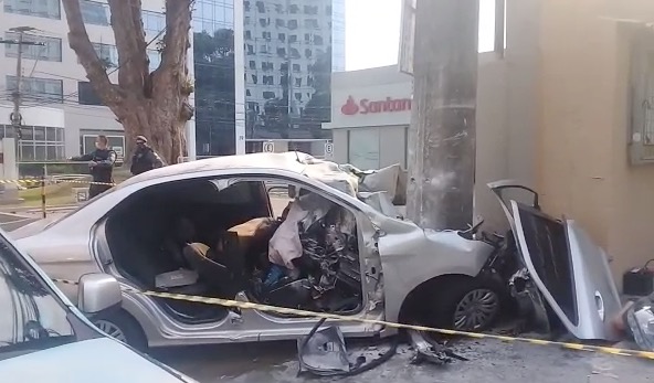 Carro fica destroçado durante acidente gravíssimo em avenida de Manaus