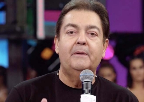 Faustão mostra as pernas pela primeira vez e choca internautas