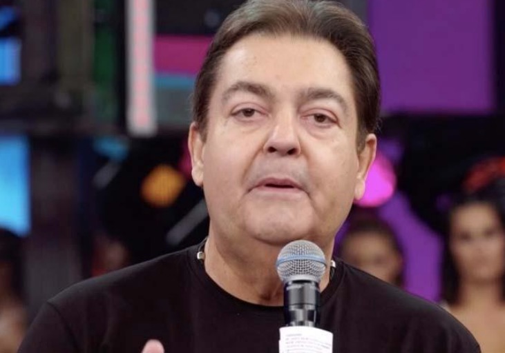 Faustão mostra as pernas pela primeira vez e choca internautas