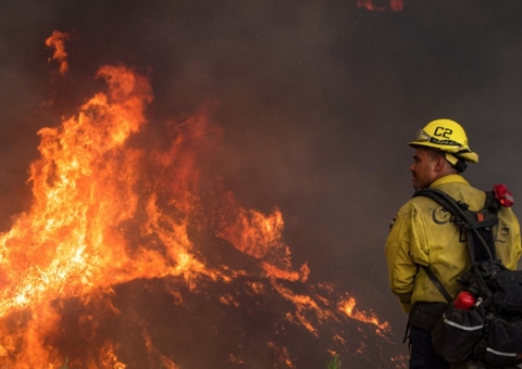 Dispositivo de 'chá revelação' causa incêndio florestal na Califórnia