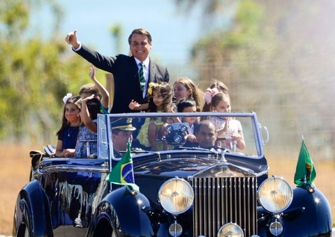 Sete de Setembro em Brasília tem aglomeração, Bolsonaro sem máscara e gritos de 'mita' para Michelle