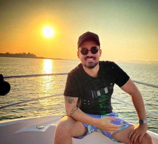 Internauta diz que Fernando Zor merece um 'par de chifres' e cantor rebate