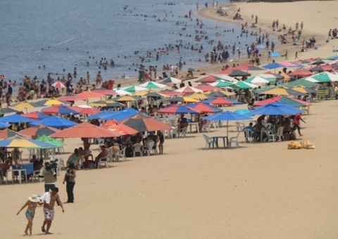 Banhistas lotam praia da Ponta Negra durante feriadão prolongado em Manaus