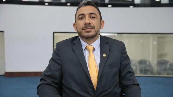 Vereador é detido após ser flagrado urinando em via pública