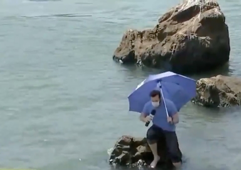 Repórter da Globo leva tombo e cai em rio ao vivo