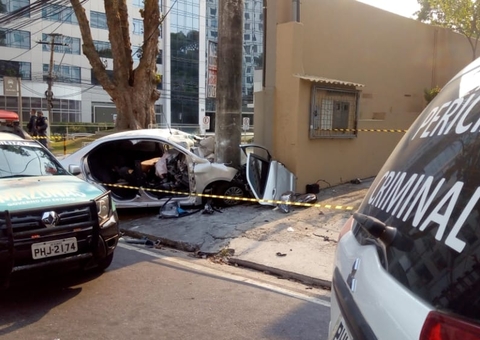 Mulher que morreu em grave acidente de carro em Manaus é identificada