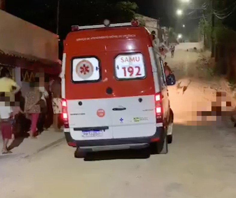 Ensanguentado, homem é espancado e encontrado jogado na rua em Manaus