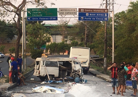 Idoso morto em acidente foi arremessado de Kombi em Manaus