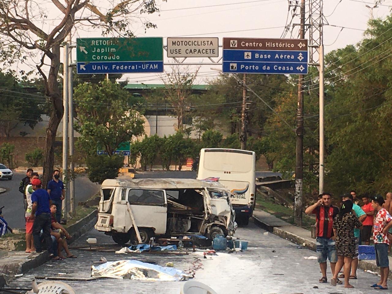 Idoso morto em acidente foi arremessado de Kombi em Manaus