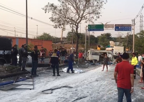 Homem morre em acidente entre ônibus e Kombi em Manaus