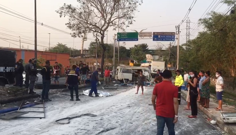 Homem morre em acidente entre ônibus e Kombi em Manaus