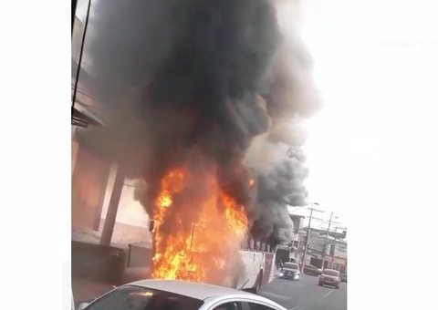 Incêndio consome ônibus em cena assustadora em Manaus; veja vídeo
